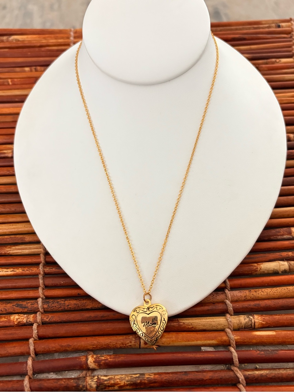 Gold Tone Heart 'Mom' Pendant Locket Necklace on Fine Chain 18”